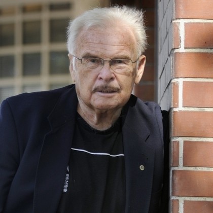 Audiokniha Král Jindřich V. - František Němec, Zdeněk Martínek, Ludmila Vostrčilová, Svatopluk Skládal, Jiří Plachý, Luděk Munzar, Ladislav Šimek, Václav Bouška, Jan Přeučil, Karel Höger, Josef Červinka, Jaromír Spal, Bohumil Křížek, Bohumil Švarc, Daniela Kolářová, Ladislav Pešek, Milan Mach, Josef Velda, Martin Růžek, Jiřina Petrovická, Miloš Nedbal, Ladislav Kazda, Miroslav Doležal, Ladislav Trojan, Jan Bartoš, Jiří Pick, Ladislav Frej, Václav Postránecký, Jan Přeučil, Josef Červinka, Luděk Munzar, Karel Höger, William Shakespeare, Miroslav Doležal, Ladislav Pešek